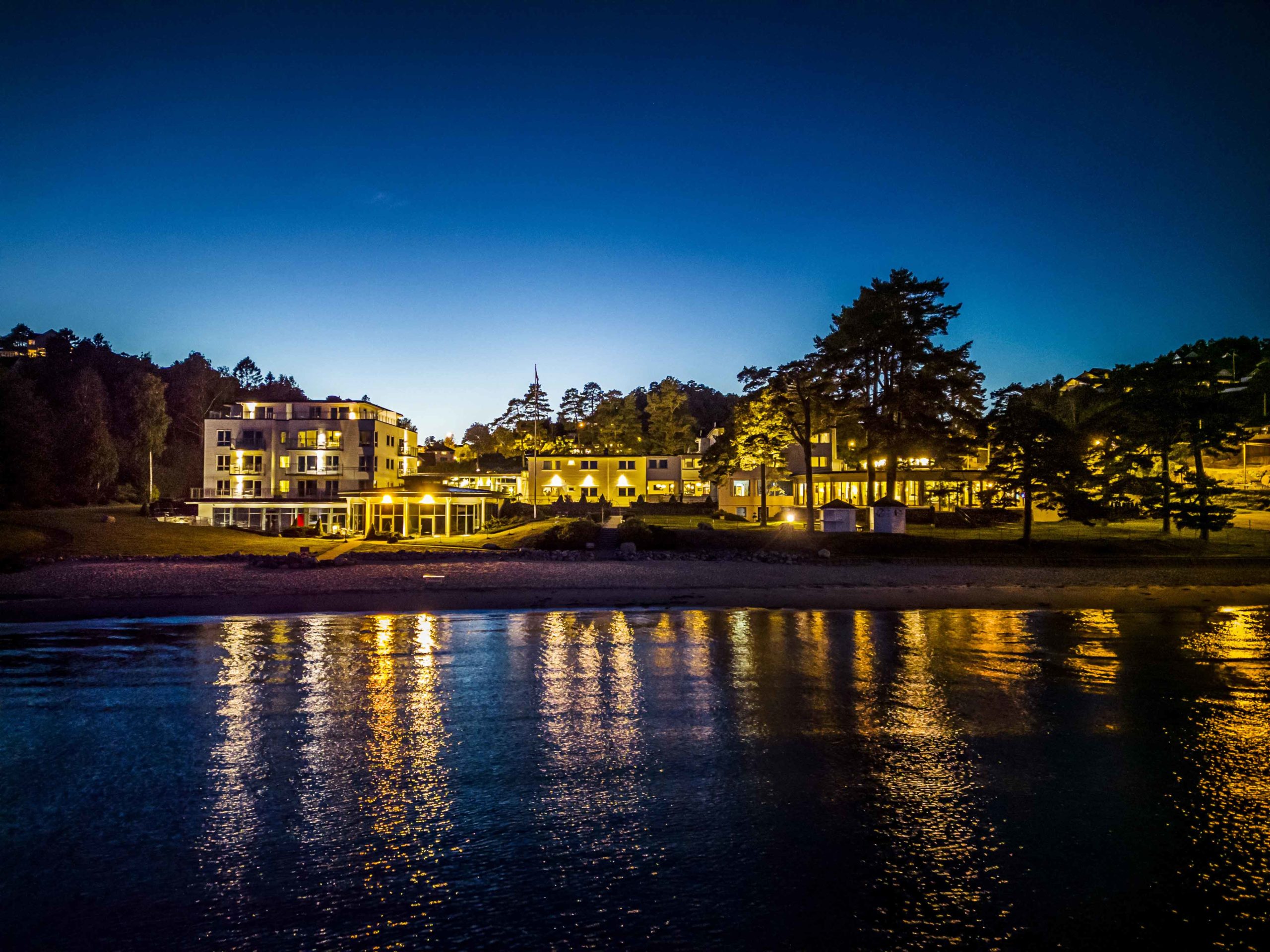 Strand Hotel Fevik i kveldslys