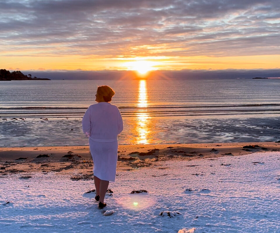 Bli med hotelldirektøren å bade