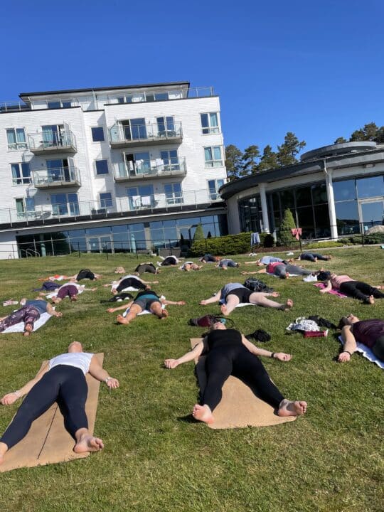 Yoga i hagen mot sjøen